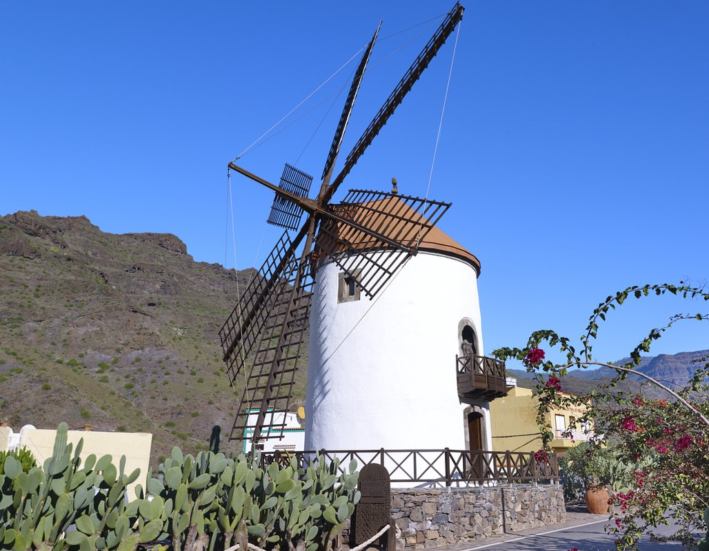 Picture af Gran Canarias ældste vindmølle står lige før Mogán. 