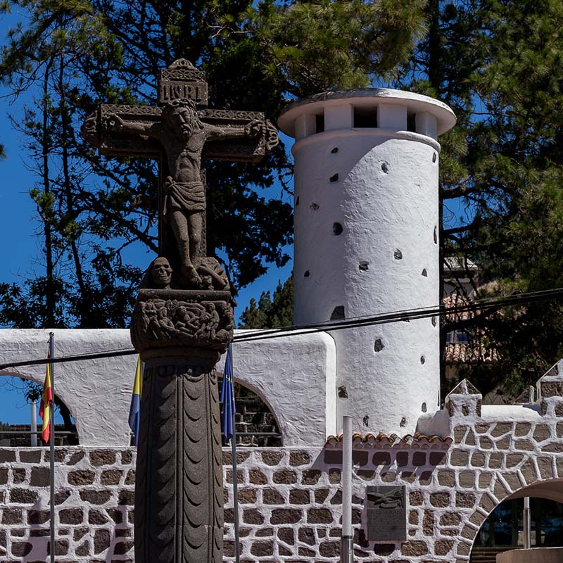 Picture af sten-krucifiks, der markerer Gran Canarias midte.