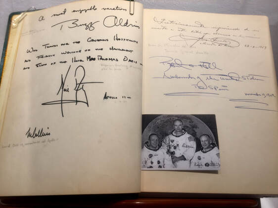 Picture af Gæstebogen i Oasis Maspalomas med de tre Apollo 11-astronauters autografer. 