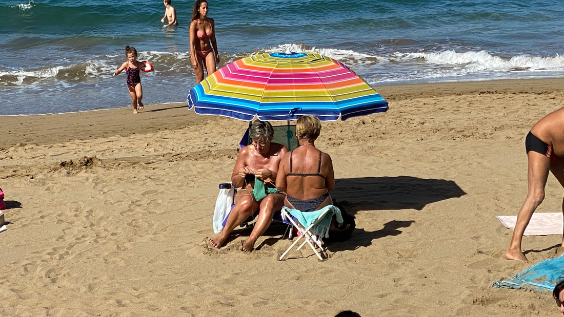 Picture af strand med solbadere